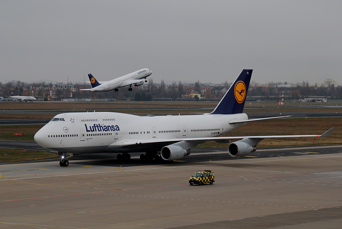 Lufthansa, Boeing B 747-430, D-ABTK  Kiel  mit Lufthansa, Airbus A 321-231, D-AIDD  Wilhelmshaven , TXL, 25.11.2016