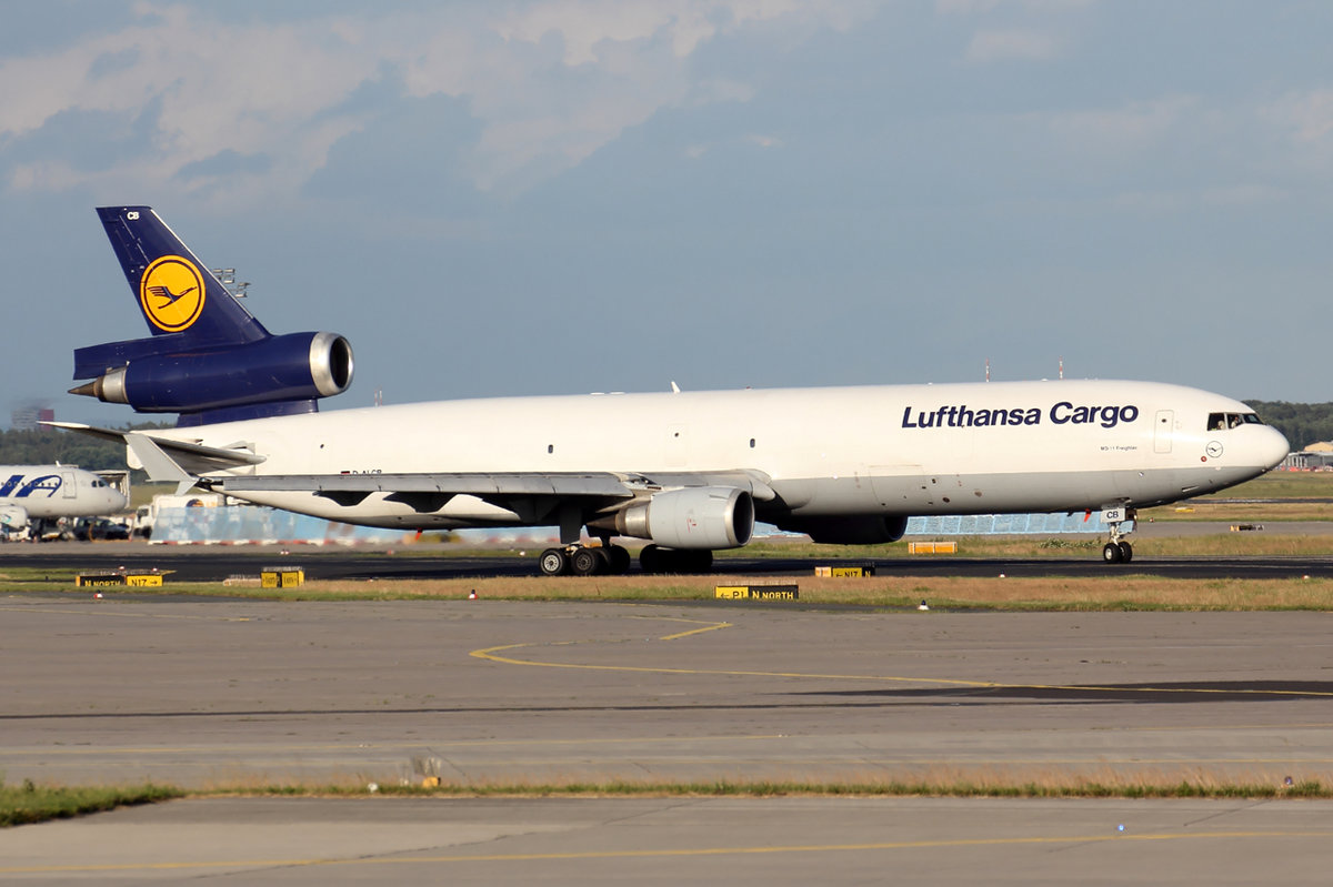 Lufthansa Cargo McDonnell Douglas MD11F D-ALCB rollt zum Start in Frankfurt 7.6.2017