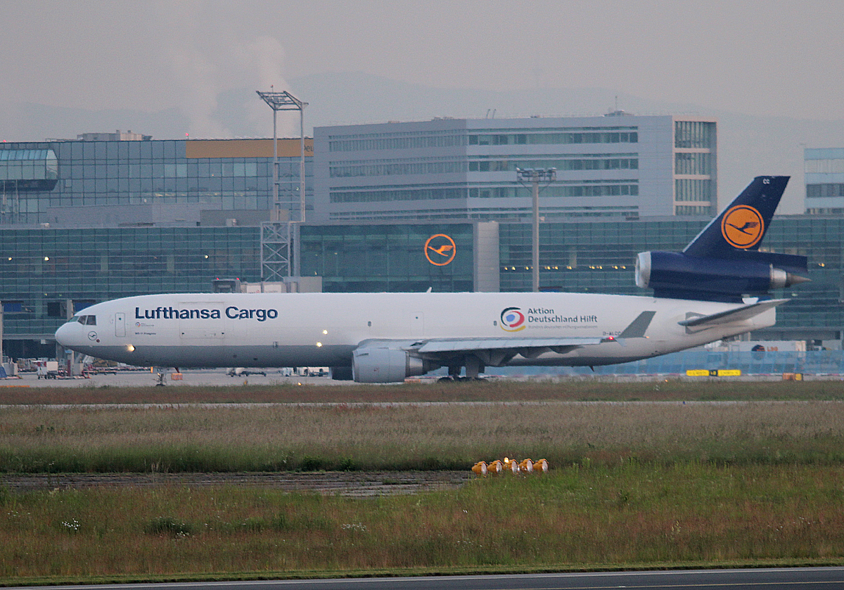Lufthansa Cargo MD-11F D-ALCC am frhen Morgen des 12.06.2013 auf dem Flughafen Frankfurt