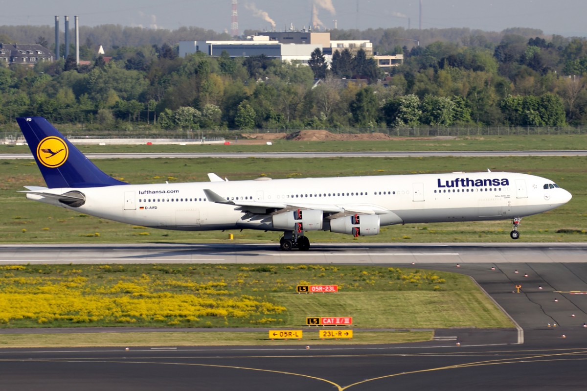 Lufthansa D-AIFD bei der Landung in Düsseldorf 2.5.2015