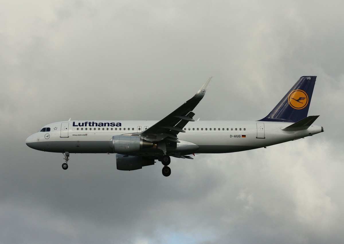 Lufthansa, D-AIUG, (c/n 6202),Airbus A 320-214 (SL), 27.09.2015, HAM-EDDH, Hamburg, Germany 