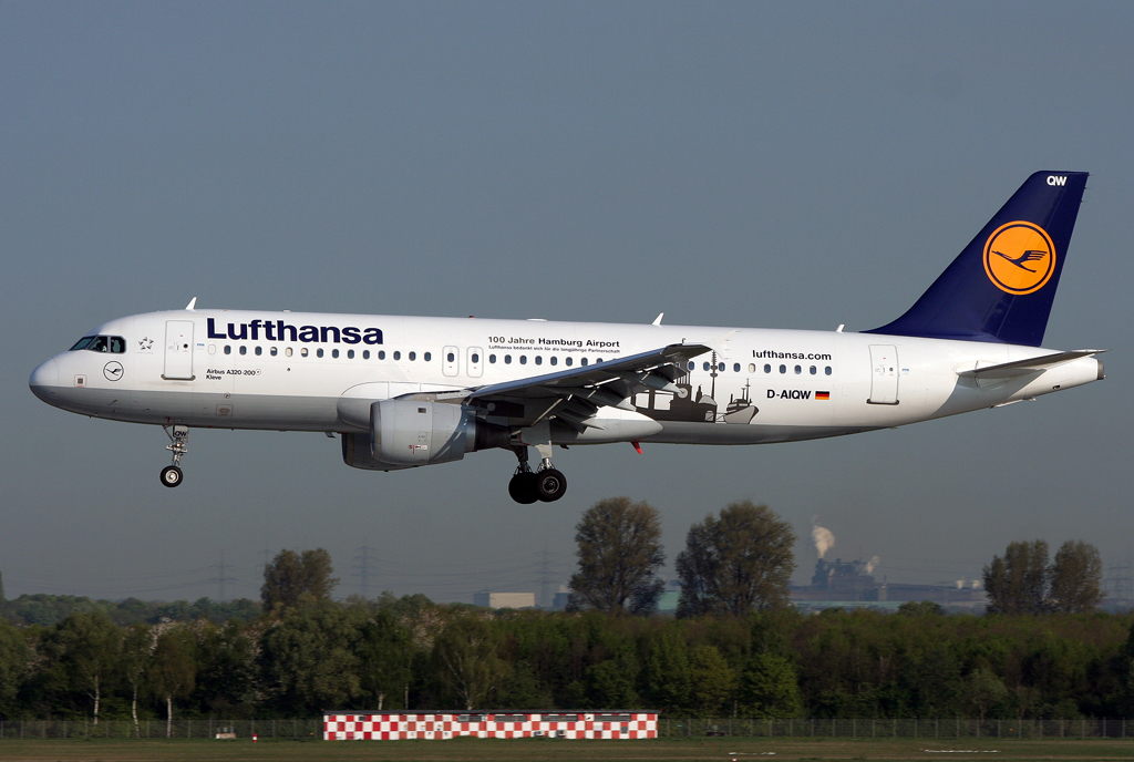 Lufthansa Hamburg A-320 D-AIQW über der 23L in DUS / EDDL / Düsseldorf am 16.04.2011