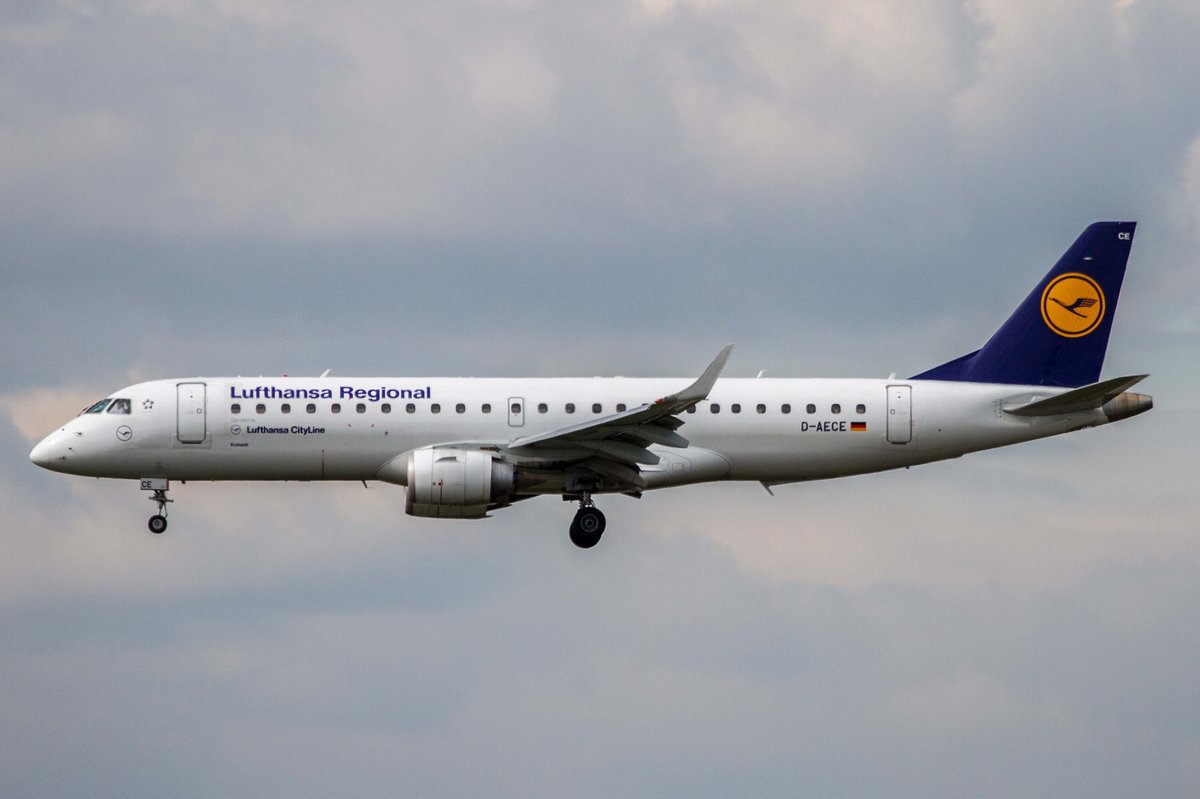 Lufthansa Regional -CityLine- (CL-CLH), D-AECE  Kronach , Embraer, 190 LR (190-100 LR), 11.04.2017, FRA-EDDF, Frankfurt, Germany