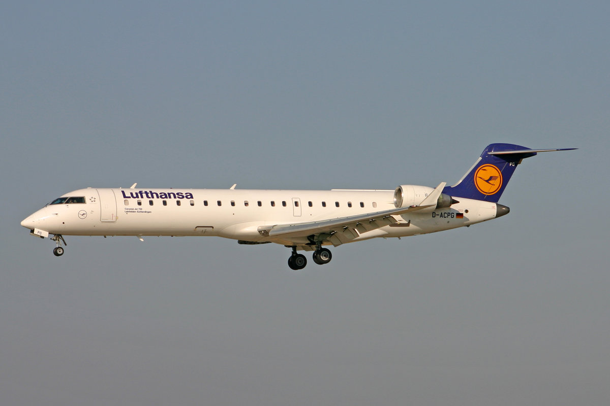 Lufthansa Regional CityLine, D-ACPG, Bombardier CRJ-701ER, msn: 10034,  Leinfelden-Echterdingen , 24.Juni 2006, ZRH Zürich, Switzerland.