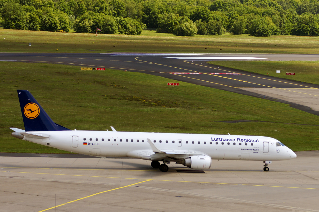 Lufthansa Regional Cityline Embraer ERJ-195LR D-AEBC auf dem Rollfeld EDDK–CGN, 02.06.2013