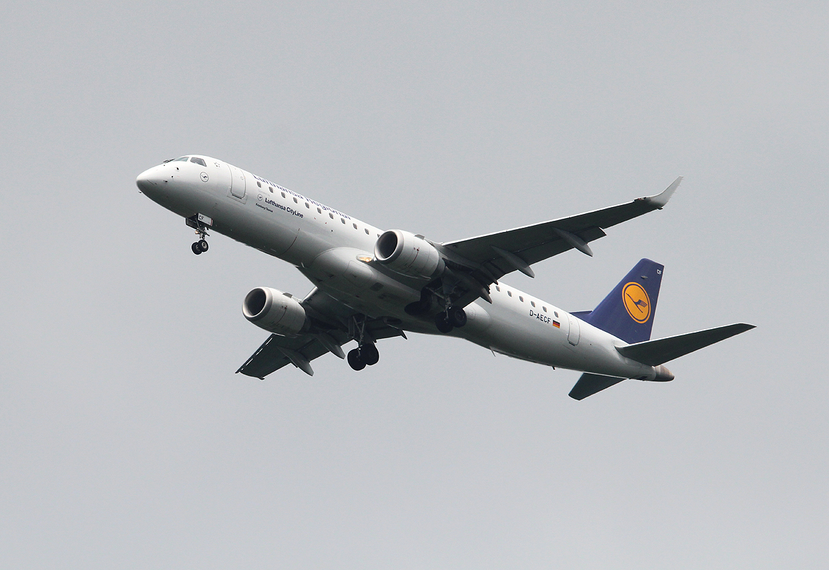 Lufthansa Regional(CityLine) ERJ-190-100LR D-AECF  Kronberg/Taunus  bei der Landung in Frankfurt am 09.06.2013