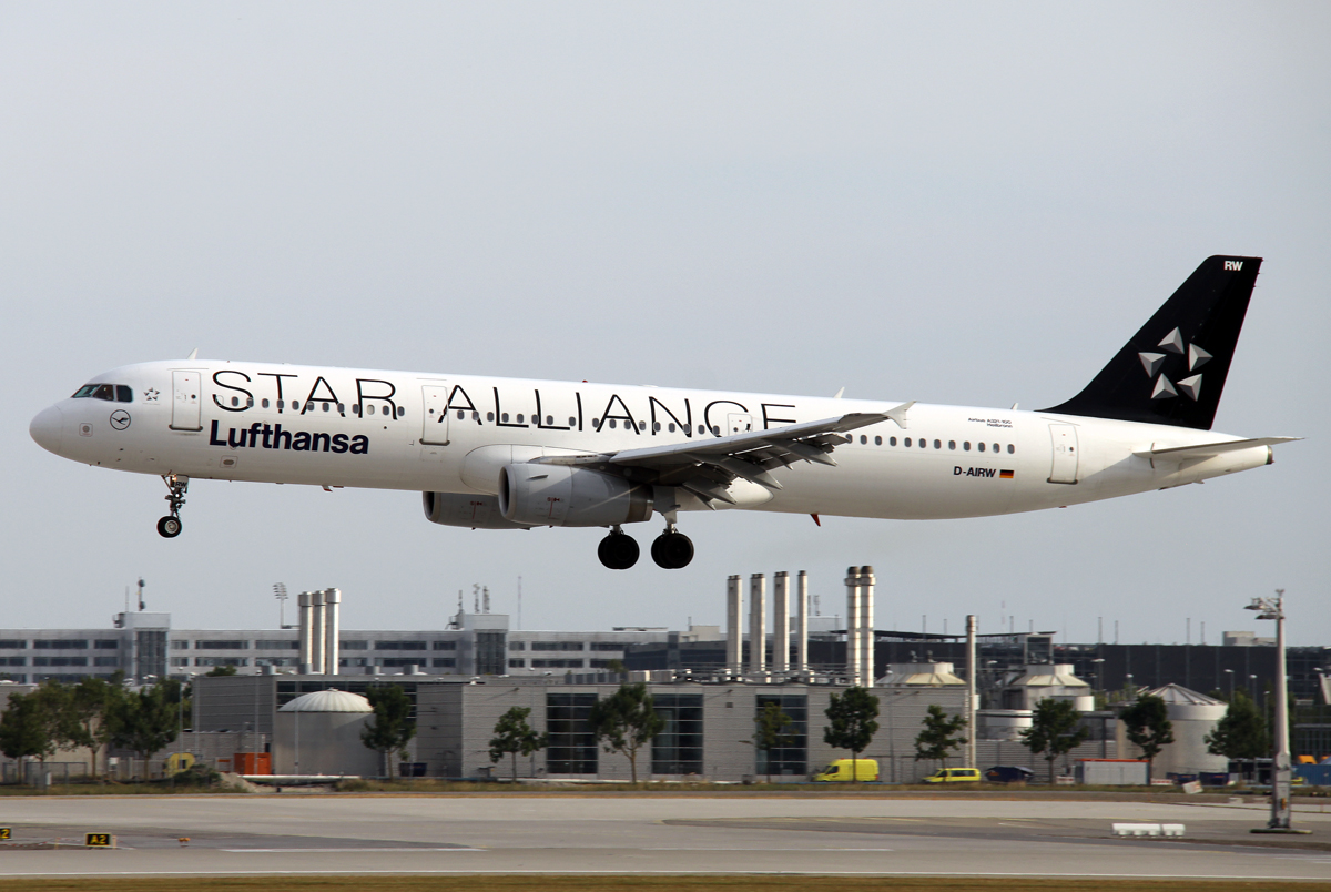 Lufthansa Star Alliance A-321 D-AIRW im Anflug auf 26L in MUC / EDDM / München am 23.07.2013
