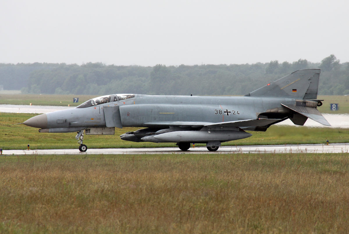Luftwaffe F-4F Phantom 38+24 nach dem backtrack auf 27 in GKE / ETNG / Geilenkirchen am 15.06.2012