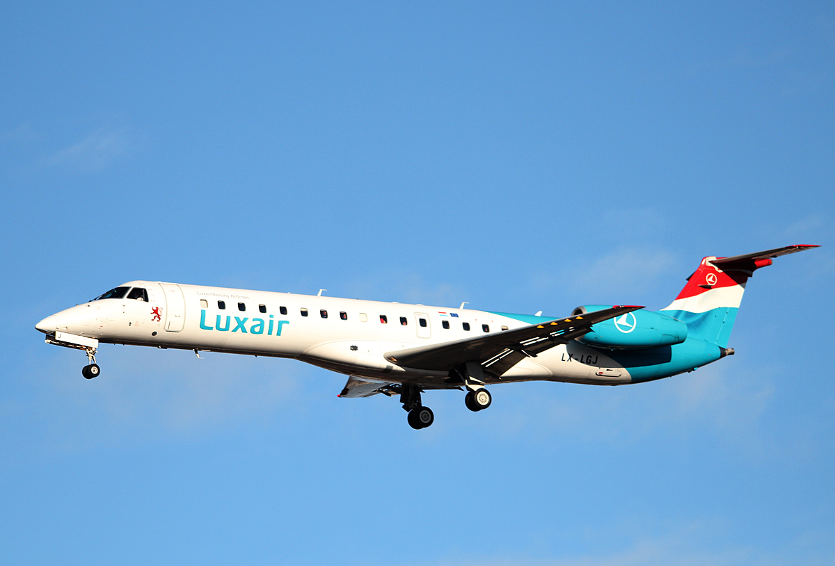 Luxair ERJ-145LU LX-LGJ bei der Landung in Berlin-Tegel am 11.01.2014