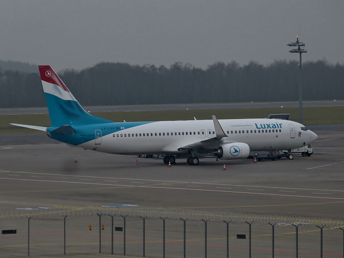 Luxair LX-LGV (Boeing 737-8CX)aufgenommen im Vorfeld des Flughafens von Luxemburg.  22.01.2014