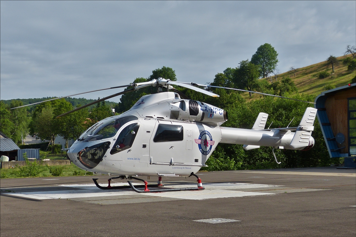 LX-HPG, MD Helicopters MD-900 Explorer, der LAR wartet nahe dem Krankenhaus von Ettelbrück auf den nächsten Einsatz. 10.06.2017