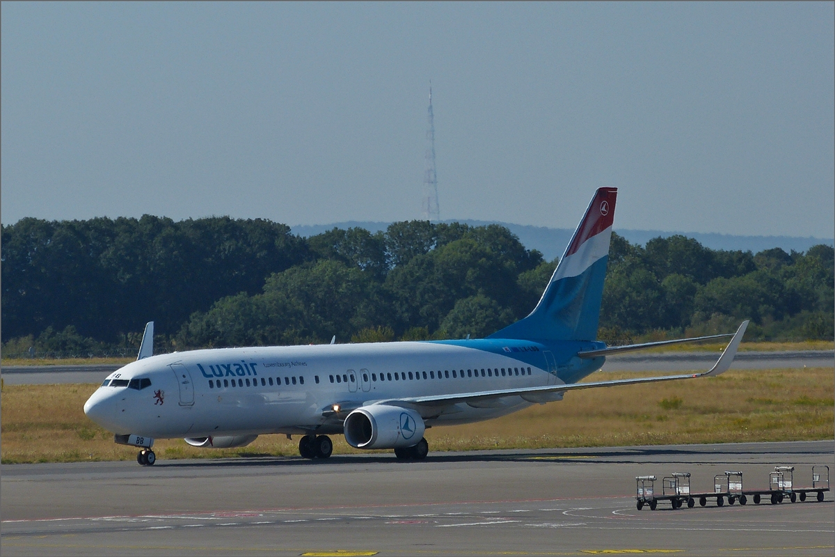 LX-LBB, Boeing 737-86J der Luxair, ist soeben am Flughafen in Luxemburg gelandet. 05.08.2020

