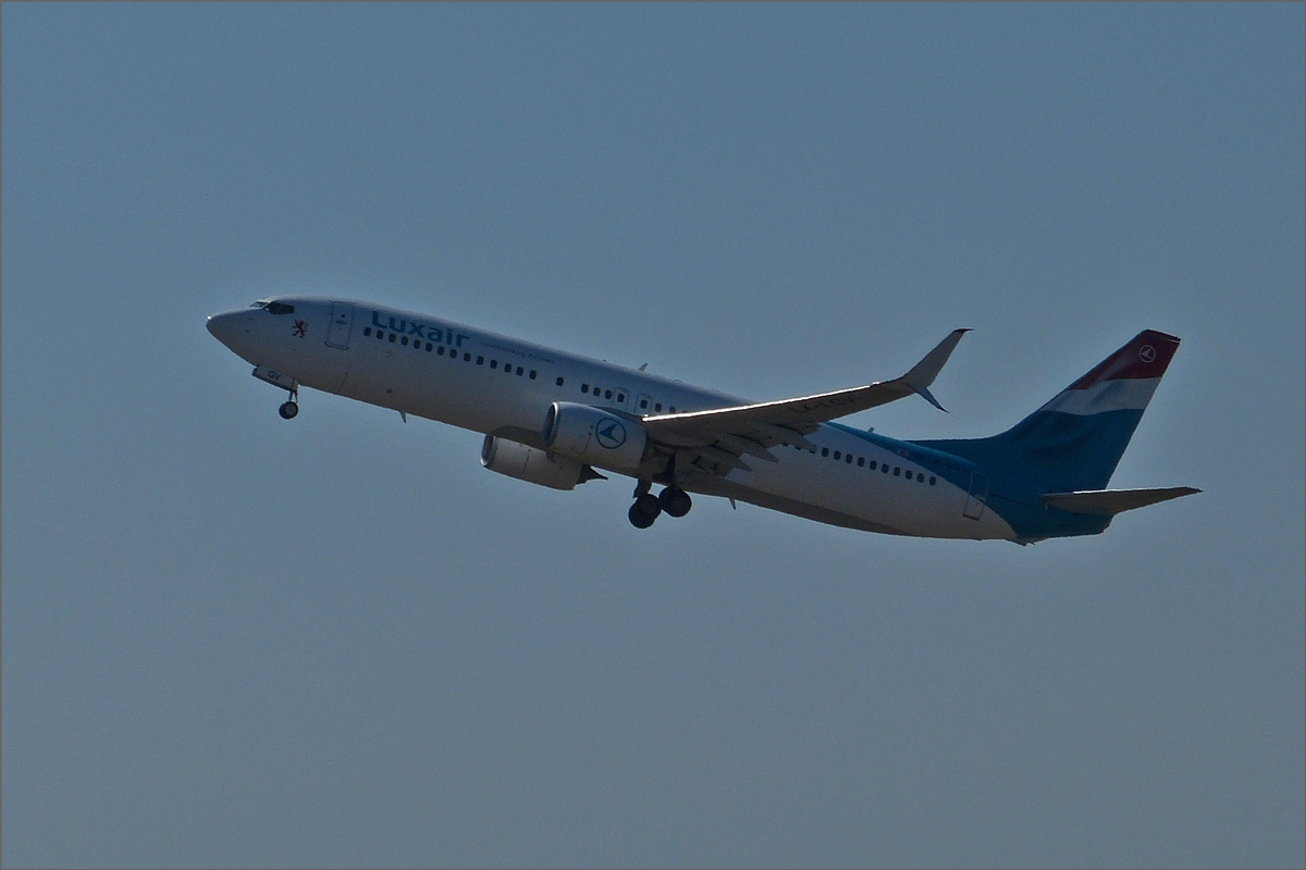 LX-LGV, Boeing 737-8C9,  hat vom Flughafen Luxemburg abgehoben um nach Lissabon zu fliegen. 05.08.2020