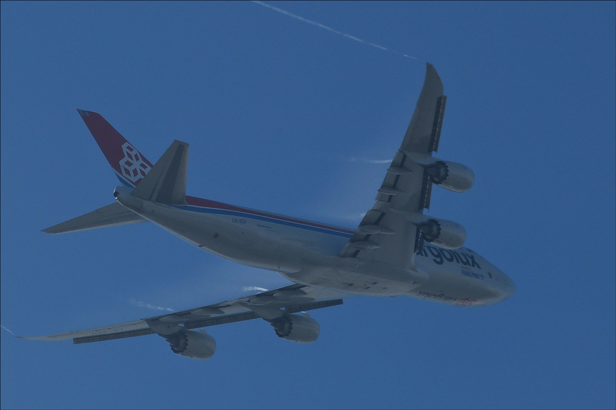 LX-VCH Boeing 747 der Fluggesellschaft Cargolux hat vor kurzem vom Flughafen Luxemburg abgehoben und fliegt über den Bahnhof von Luxemburg hinweg seinem Ziel entgegen.  17.09.2016