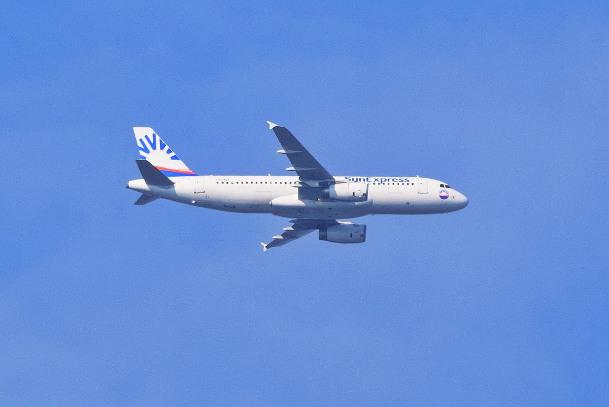 LY-VEL SunExpress Airbus A320-232 , Anflug Tegel , 28.07.2019