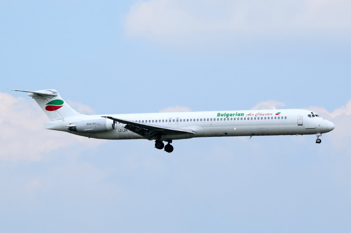 LZ-LDK Bulgarian Air Charter McDonnell Douglas MD-82   Landeanflug in Leipzig am 04.06.2016