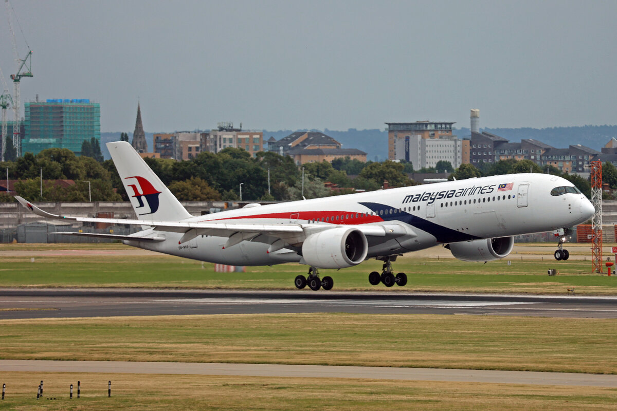 Malaysia Airlines, 9M-MAE, Airbus A350-941, msn: 195, 08.Juli 2023, LHR London Heathrow, United Kingdom.