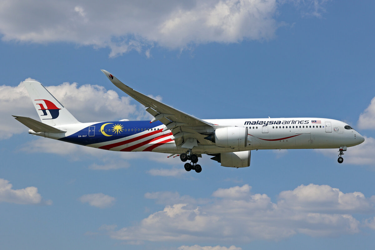 Malaysia Airlines, 9M-MAF, Airbus A350-941, msn: 203, 07.Juli 2023, LHR London Heathrow, United Kingdom.