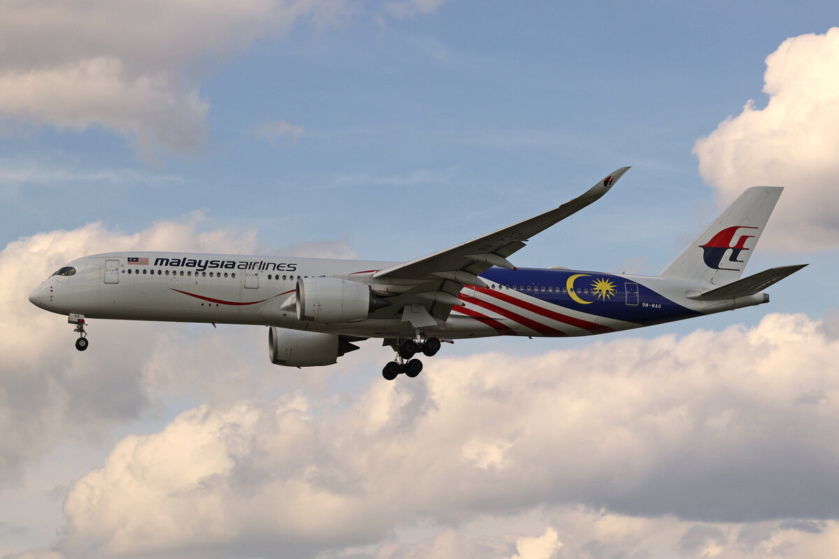 Malaysia Airlines, 9M-MAG, Airbus A350-941, msn: 213, 06.Juli 2023, LHR London Heathrow, United Kingdom.