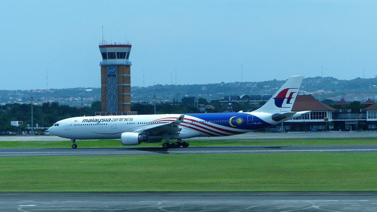 Malaysia Airlines, Airbus A 330-323, 9M-MTA, Denpasar (DPS), 12.11.2022