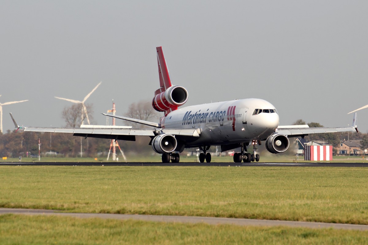 Martinair Cargo PH-MCR nach der Landung in Amsterdam 1.11.2014