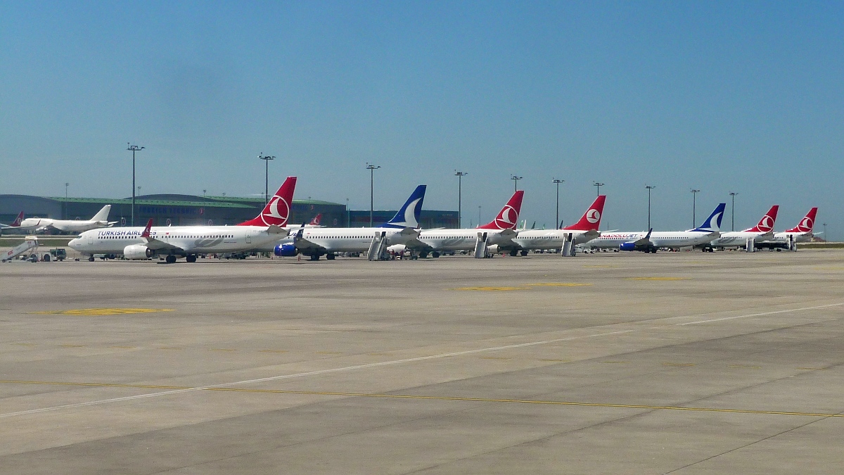 Maschinen von Turkish Airlines und Anadolujet auf dem Istanbul-Sabiha Gökçen Airport (SAW), 30.4.2016