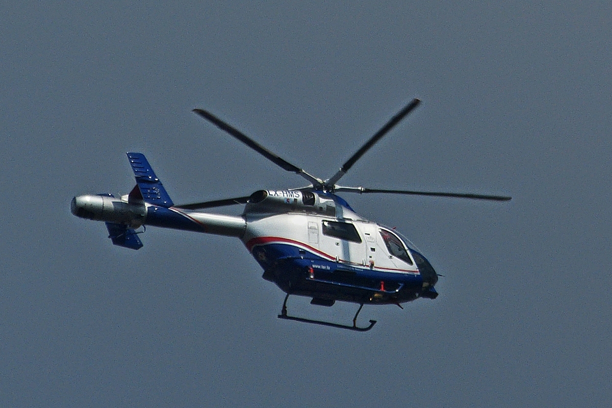 MD-900 Explorer Hubschrauber mit der Kennung LX-HMS, der luxemburgischen Air Rescue, aufgenommen über der Stadt Luxemburg. 20.04.2021 