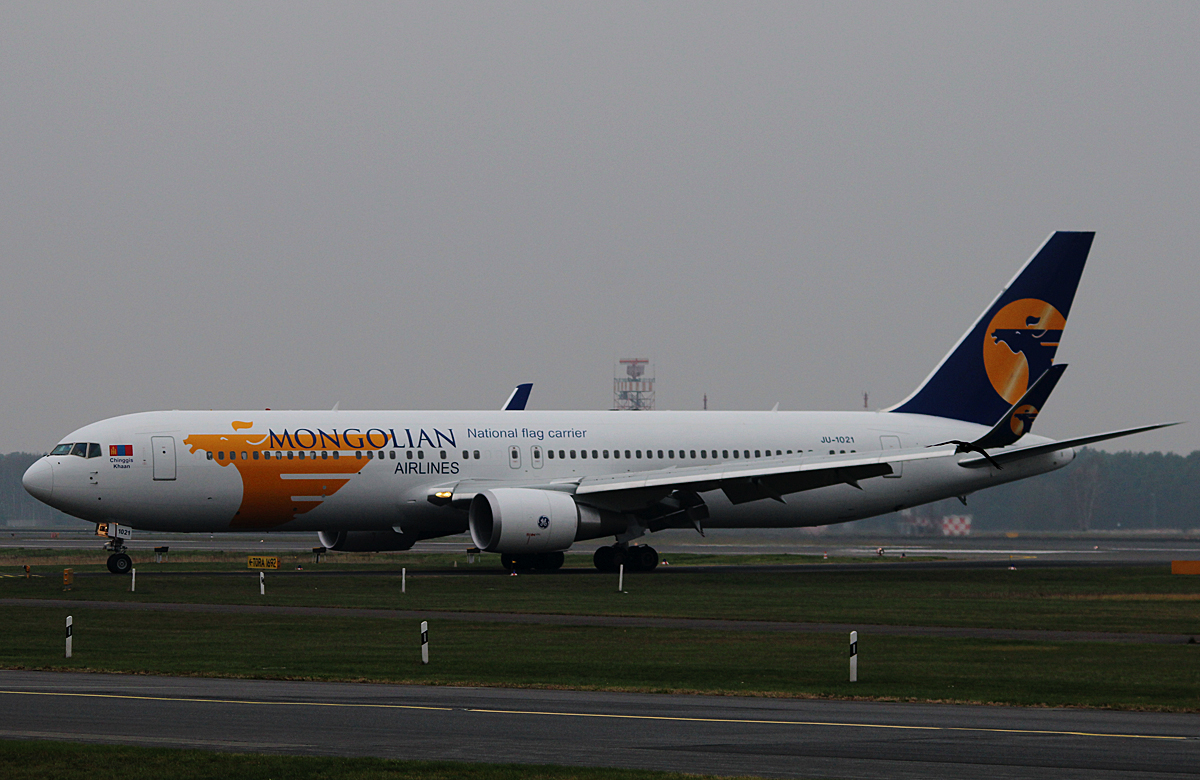 MIAT B 767-34G(ER)JU-1021 bei der Ankunft in Berlin-Tegel am 29.11.2014
