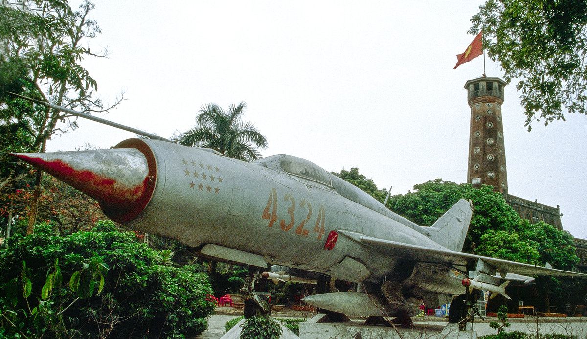 MiG-21 (4324) im Militärhistorischen Museum in Hanoi. Bild vom Dia. Aufnahme: Januar 2001.