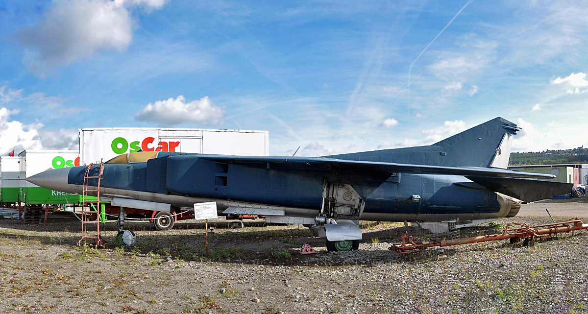 MiG 23 MF, Schwenkflgel-Jger, im Industriegebiet von Kall - 18.10.2013