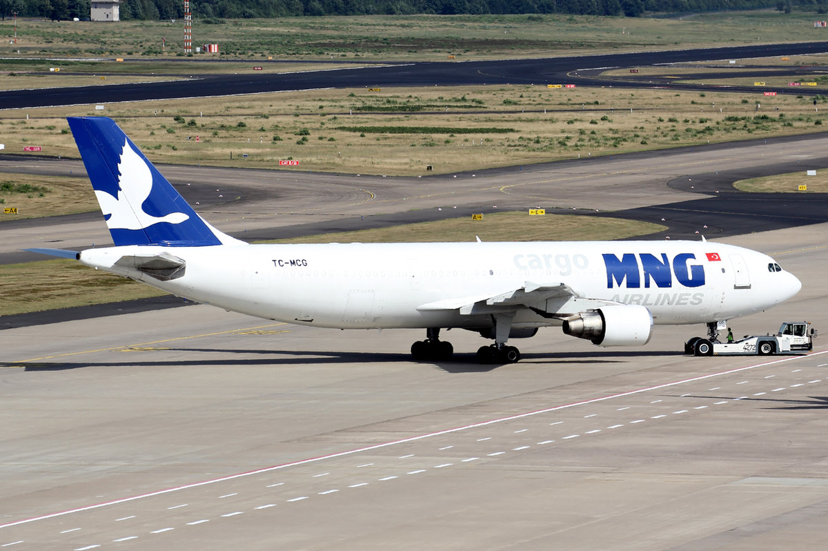 MNG Cargo Airbus A300B4-622RF TC-MCG beim Pushback am Flughafen Köln/Bonn 23.6.2017