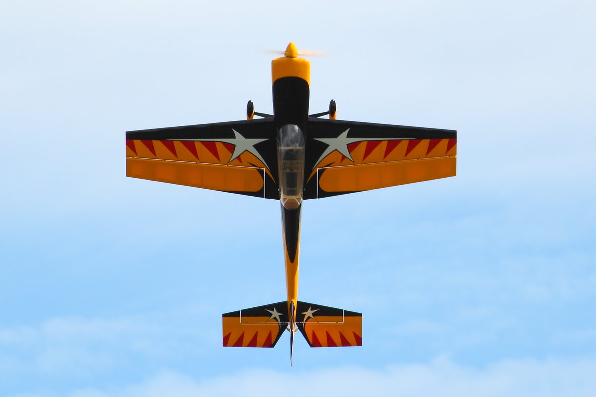 Modell-Motorflugzeug im Steigflug während Modellflugtages des FSV Ailertchen (EDGA) am 05.08.2017.

