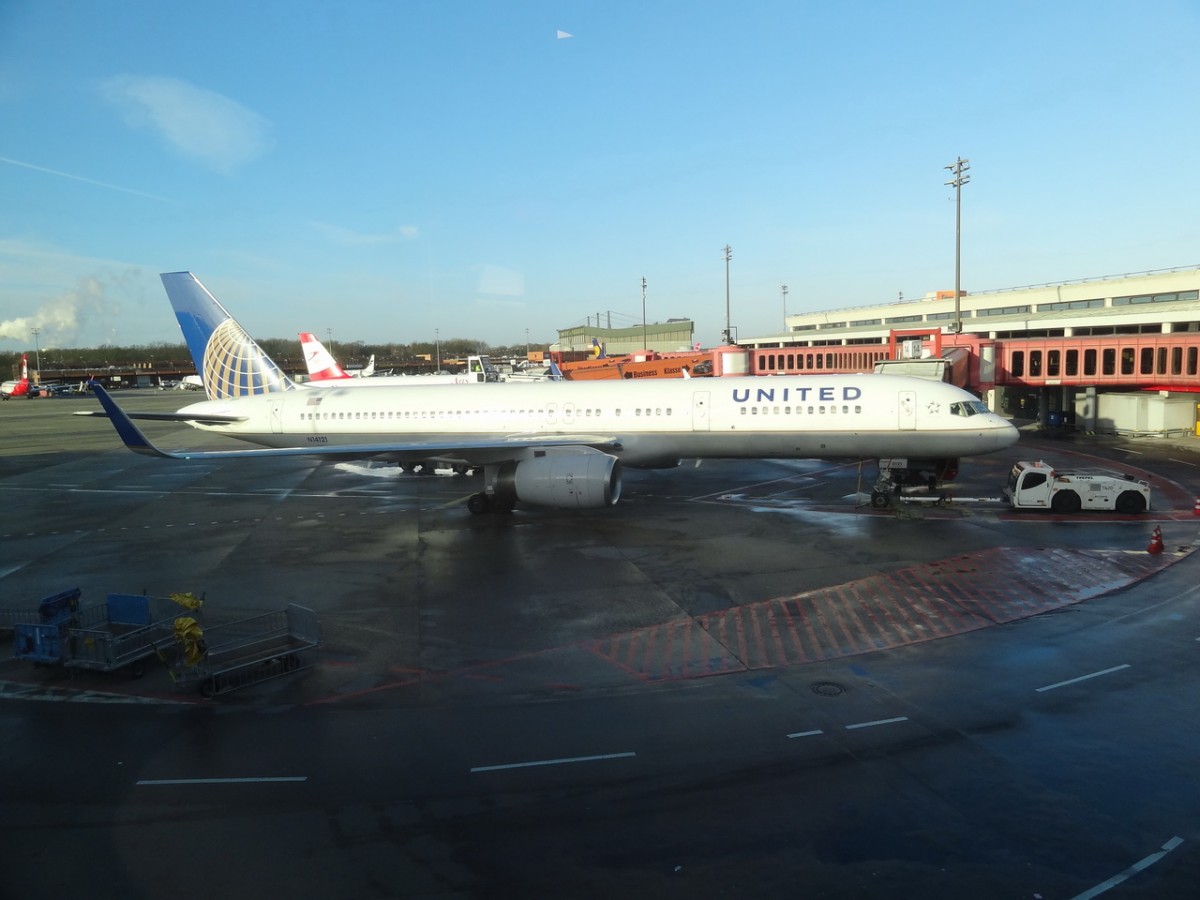 N14121 United Airlines Boeing 757-224(WL) bei der Abfertigung in Tegel am 29.01.2015