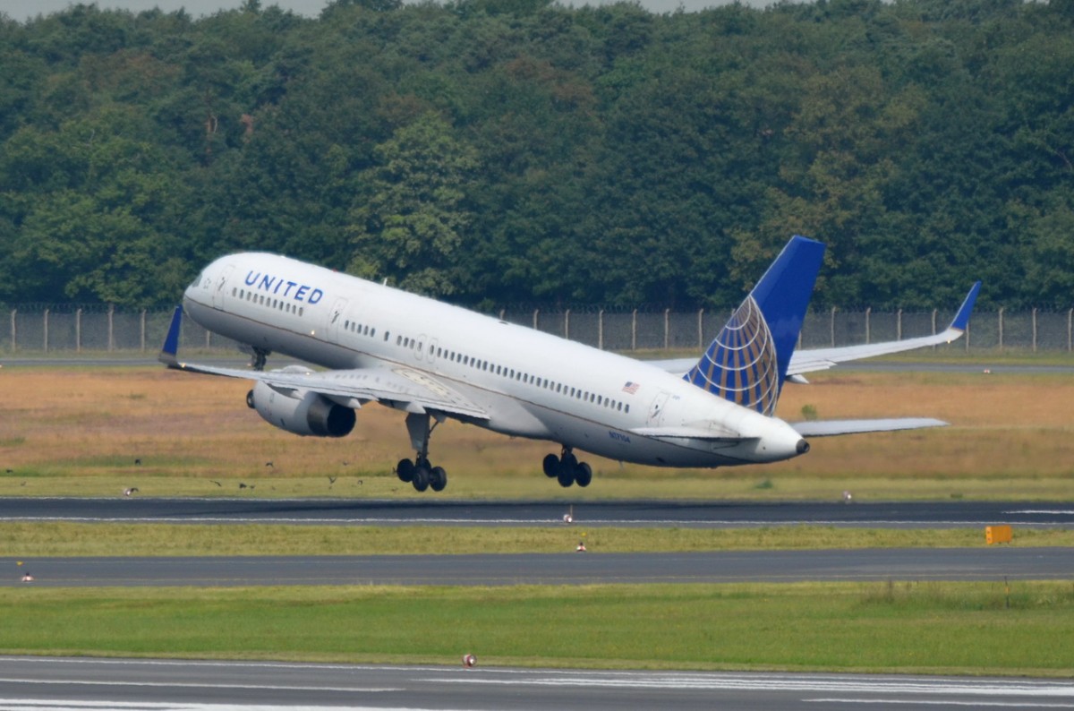 N17104 United Airlines Boeing 757-224 (WL)  abgehoben in Tegel 27.06.2014