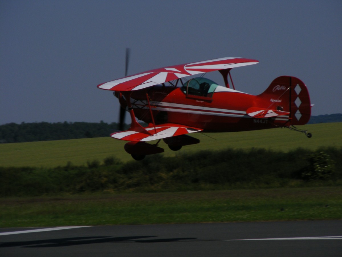 N44JT, Pitts S-1S bei der Landung in Gera (EDAJ) am 2.7.2015