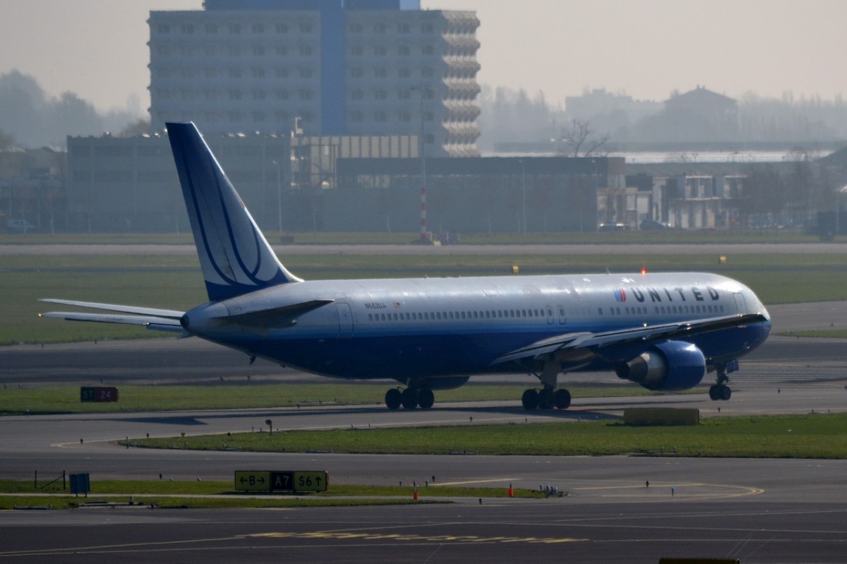 N662UA United Airlines Boeing 767-322(ER)  09.03.2014   Amsterdam-Schiphol