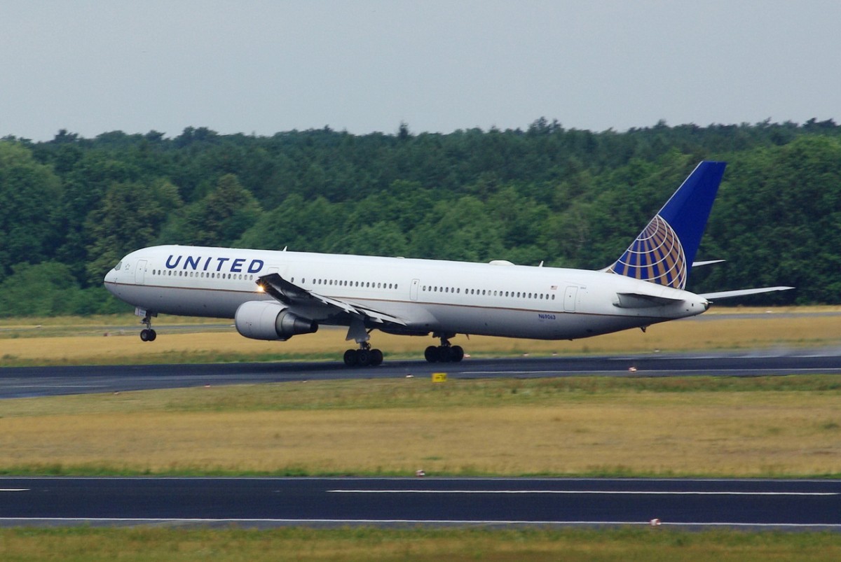 N69063 United Airlines Boeing 767-424(ER)  beim Start in Tegel am 08.07.2015
