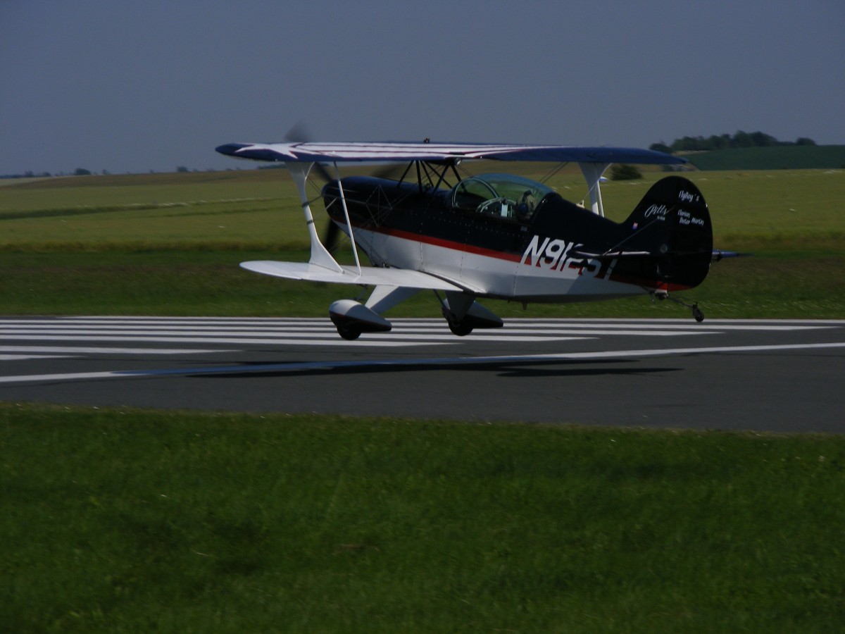 N912ST, Pitts S-2B, bei der Landung in Gera (EDAJ) am 2.7.2015