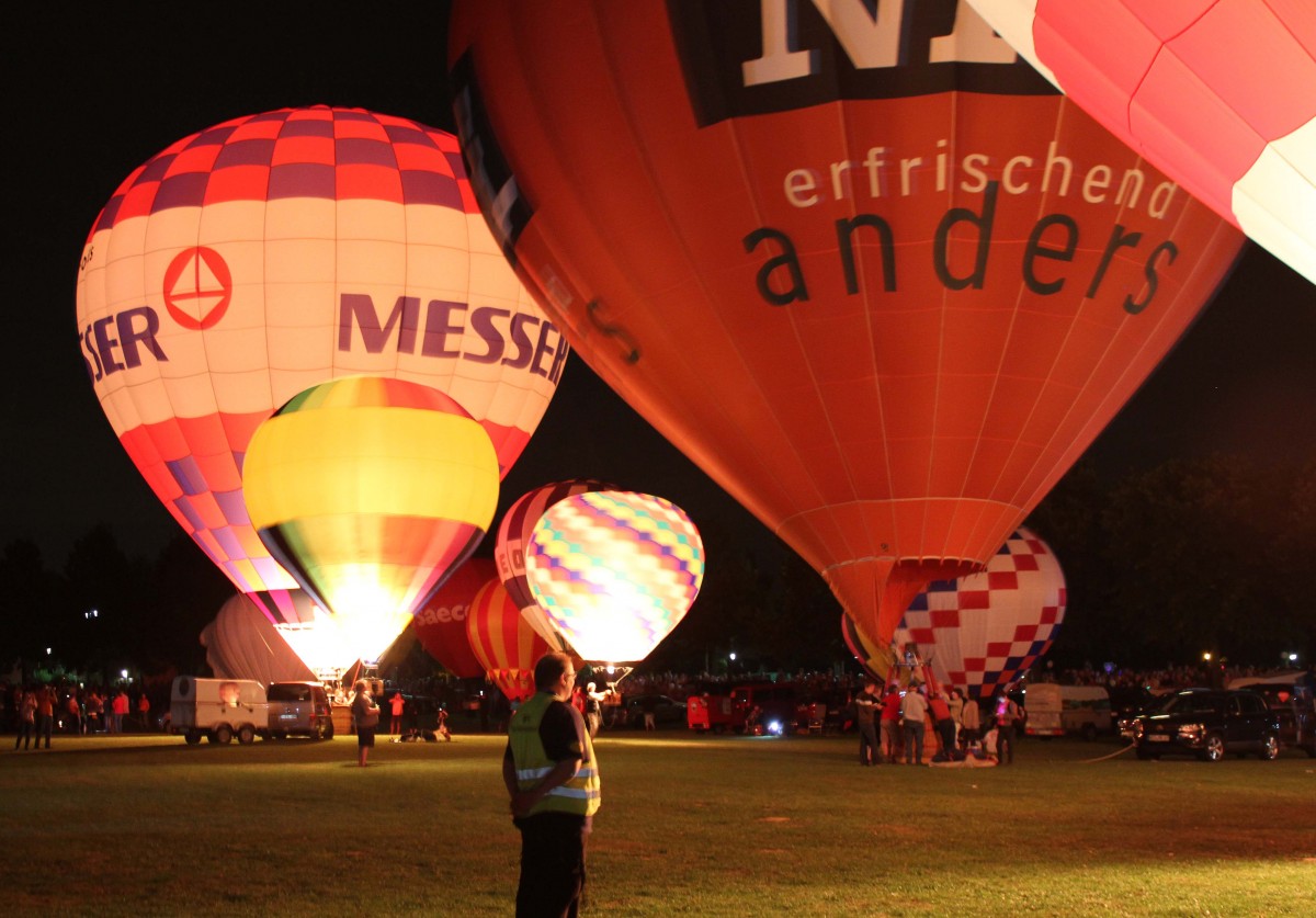Nachtglhen (hierbei werden die Ballone zum Rhythmus der eingespielten Musik entsprechend gefeuert), 16.08.2013, Kevelaer (19. Heiluft-Ballon-Festival), Germany 