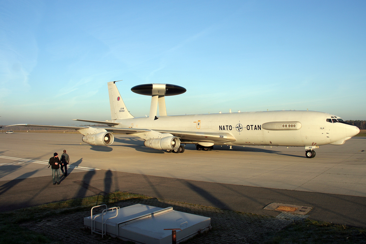 NATO E-3A LX-N 90450 rollt über die Besucherplatte zum Enteisen in GKE / ETNG / Geilenkirchen am 16.11.2011