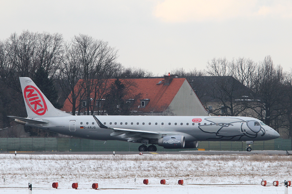 Niki(Air Berlin) Embraer ERJ-190-100LR D-ARJG kurz vor dem Start in Berlin-Tegel am 01.04.2013