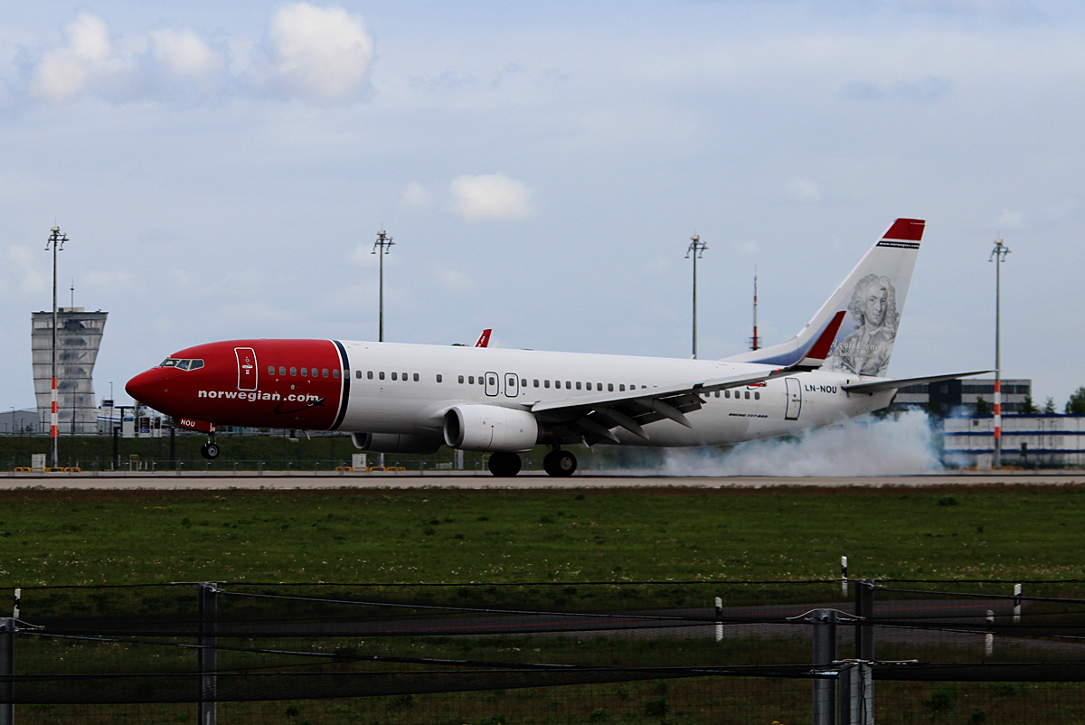 Norwegian Air Shuttle B 737-8FZ LN-NOU bei der Landung in Berlin-Schnefeld(BER) am 14.05.2015