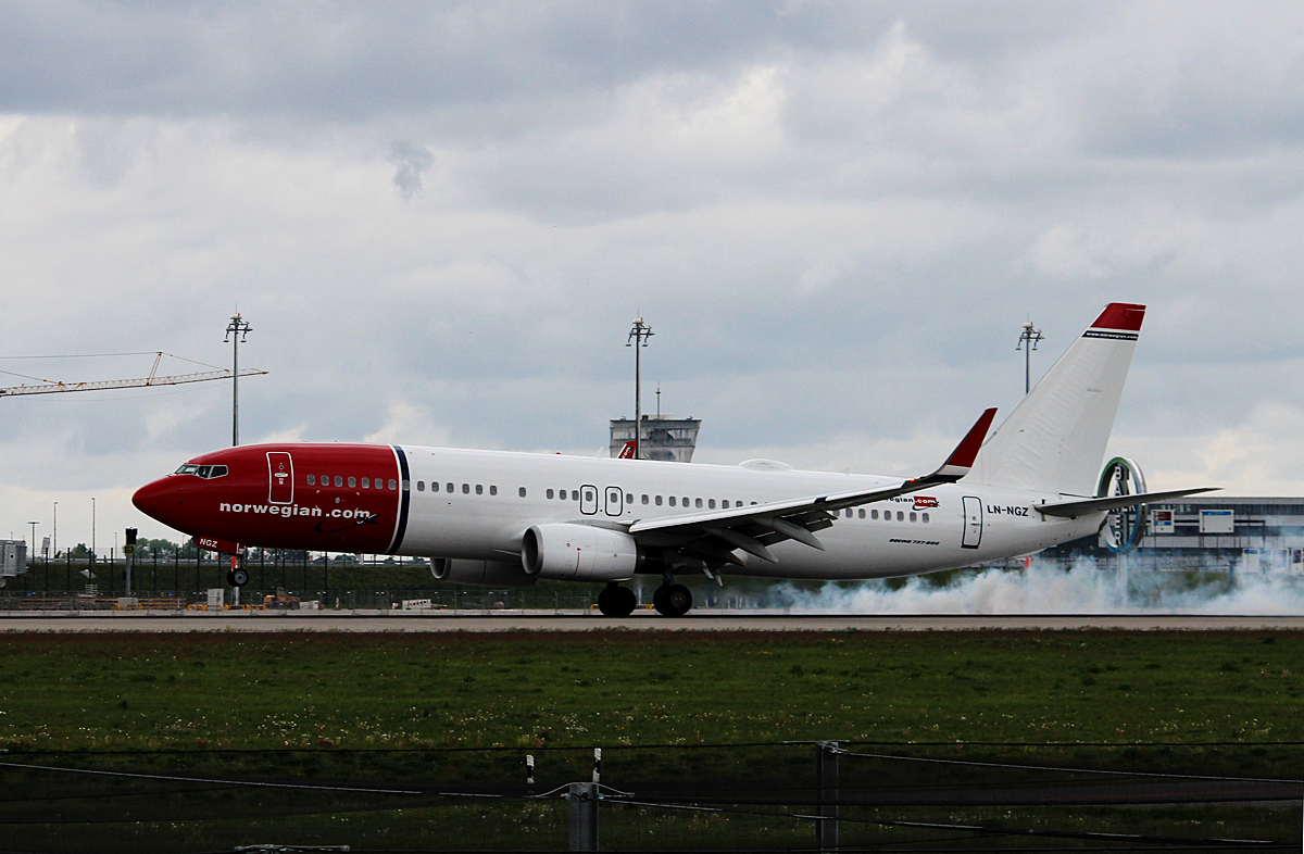 Norwegian Air Shuttle B 737-8JP LN-NOZ bei der Landung in Berlin-Schnefeld)(BER) am 14.05.2015