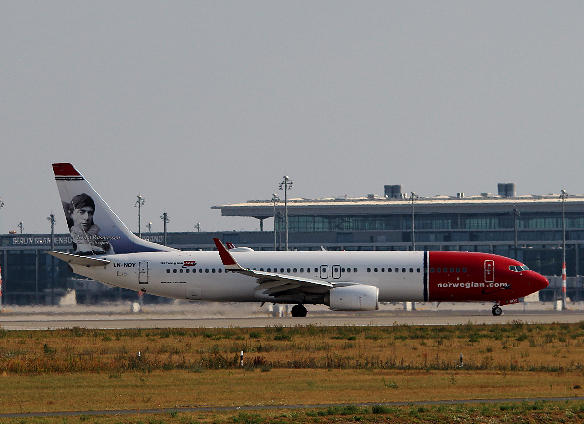 Norwegian Air Shuttle B 737-8JP LN-NOY kurz vor dem Start in Berlin-Schnefeld(BER) am 23.08.2015