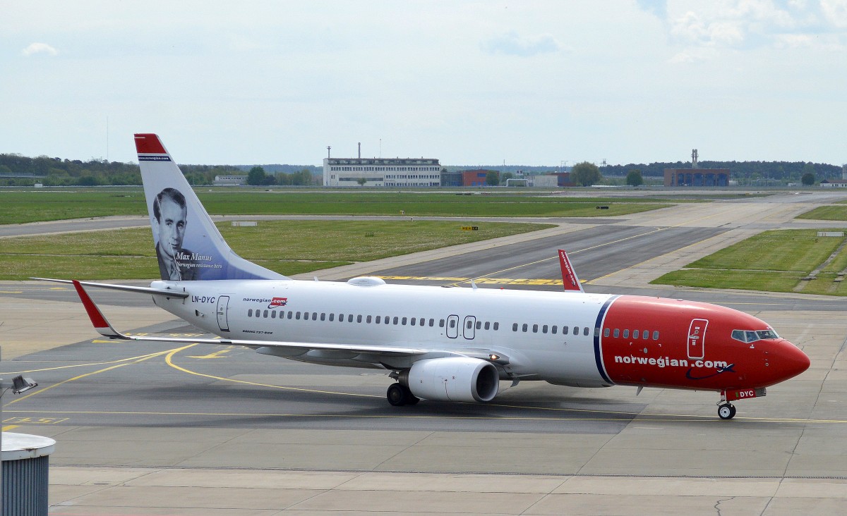 Norwegian Air Shuttle mit Boeing 737-8JP (LN-DYC) auf dem Weg zum Gate am 08.05.15 Flughafen Berlin-Schönefeld.