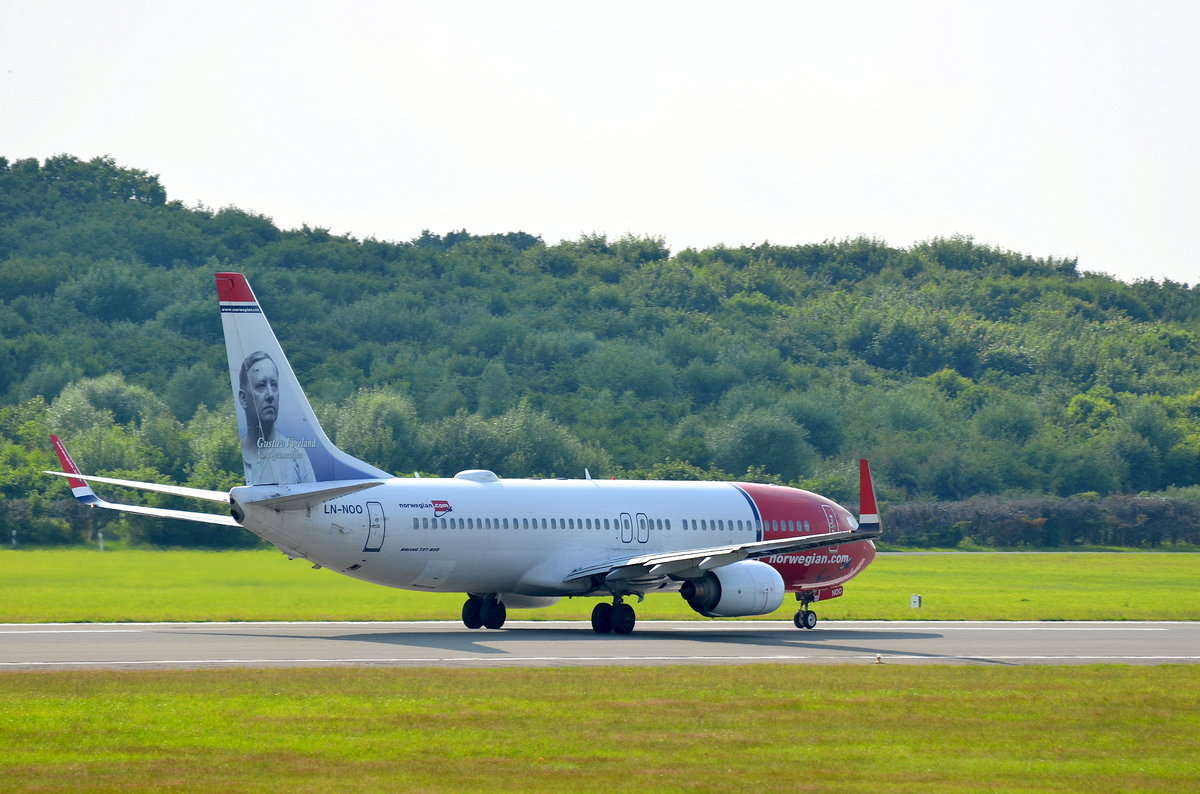 Norwegian Boeing 737-800 LN-NOO beim Start in Hamburg Fuhlsbüttel am 22.06.16 den Heckflügel der Maschine ziert Gustav Vigeland der wohl bedeutendste Bildhauer Norwegens.
