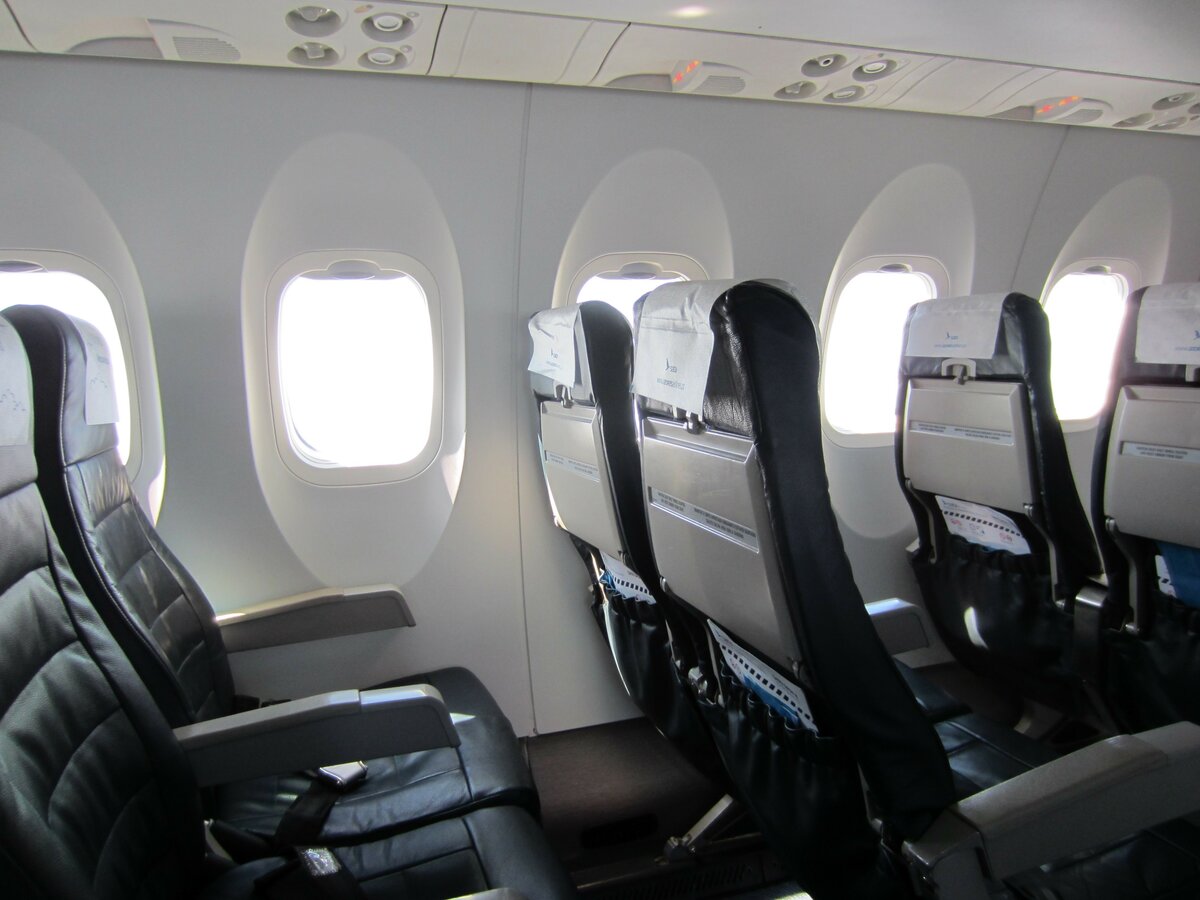 Nun ja, ausgebucht ist die DHC-8-400 CS-TRG der SATA Air Azores am 29.07.2023 auf dem Flug von der Insel Faial zur Insel Terceira nun wirklich nicht, ich konnte öfters mal die Sitze wechseln.