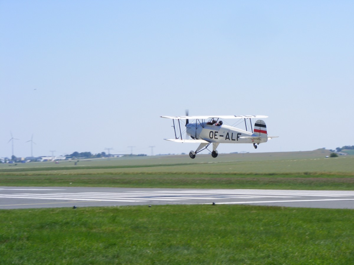OE-ALF, Bücker Bü-131 Jungmann bei der Landung in Gera (EDAJ) am 2.7.2015
