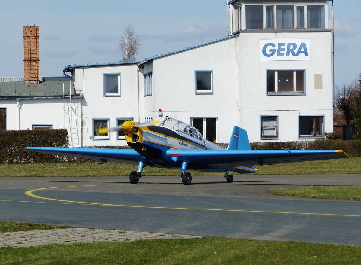 OE-CSA, Zlin 526F, Flugplatz Gera (EDAJ)am 26.3.2017. Im Hintergrund der Alte Tower 3 Monate vor seinem Abriss im Juni dieses Jahres.