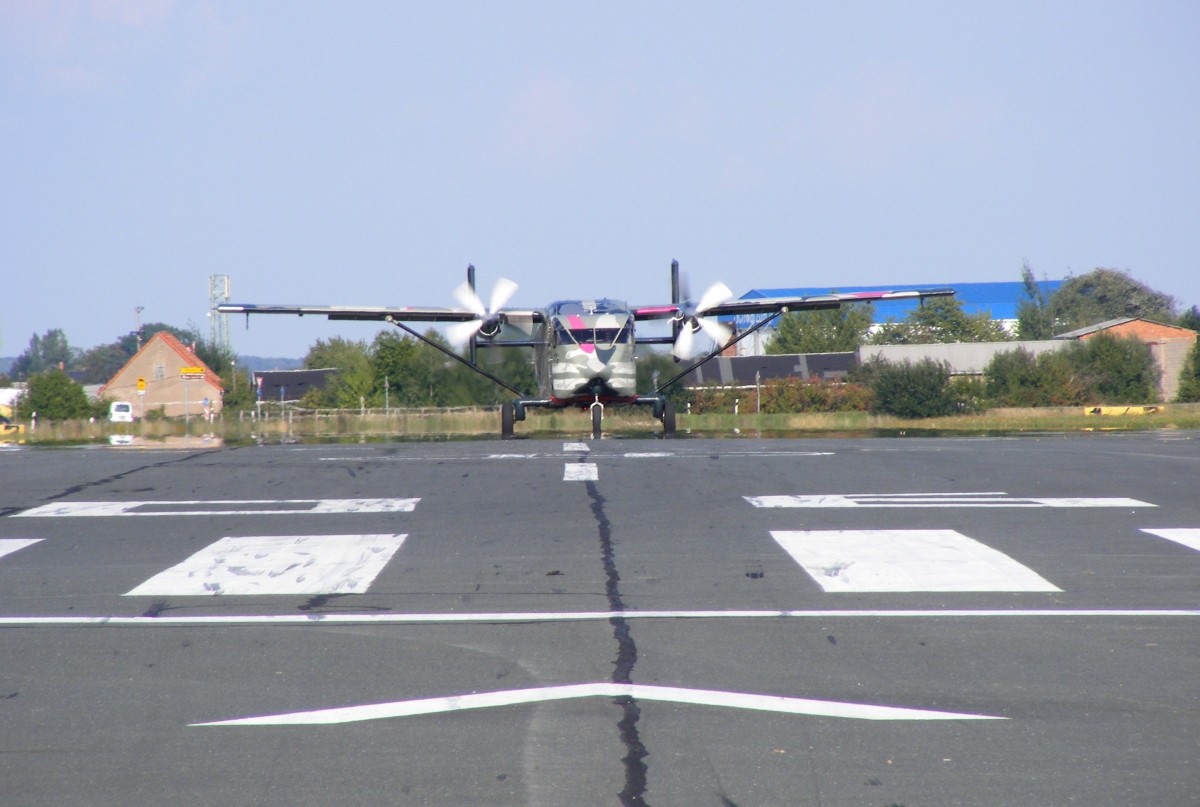 OE-FDI, Short SC-7, Pink Aviation, gelandet in Gera (EDAJ) am 12.9.2015